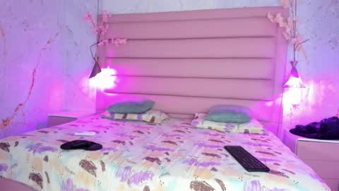 Melanie Roux online show from November 24, 8:29 pm