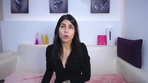Snapshot of melodiroux_ chatting on October 21, 12:54 pm Melodi online show from October 21, 12:54 pm