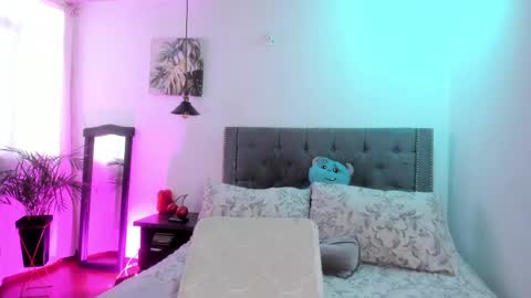  Leslie  online show from April 21, 12:01 pm