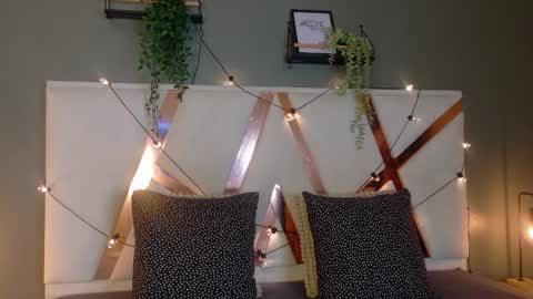 M E L O D Y  online show from April 1, 8:28 pm