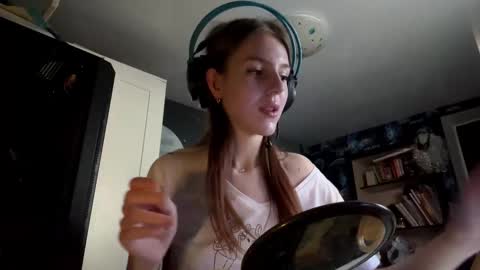 Hi Im Aria 18 years old online show from September 17, 12:30 pm