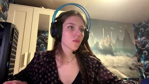 Hi Im Aria 18 years old online show from October 5, 2:35 pm