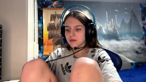 Hi Im Aria 18 years old online show from April 16, 2:50 pm