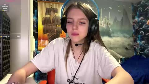 Hi Im Aria 18 years old online show from November 24, 1:54 pm