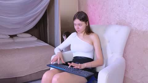 Snapshot of meow_mellie chatting on March 11, 4:30 am meow_mellie online show from March 11, 4:30 am