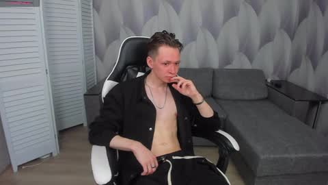 MEVERIK OUSHEN online show from April 5, 1:19 pm