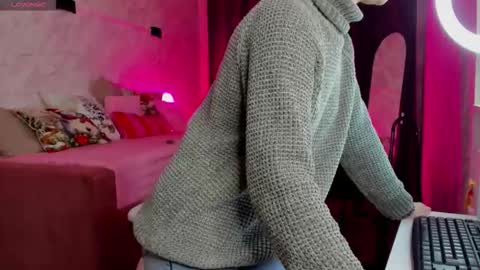 Mia  GMT7 Mon Tue Wen Thur 1000am-0300pm Sat 0300am-0900am online show from January 12, 12:39 am