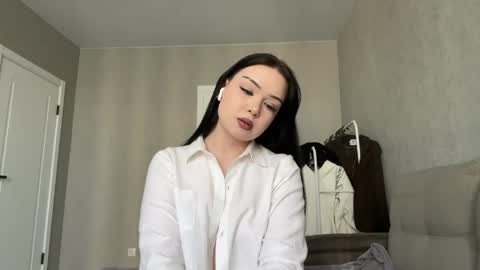 Mia online show from April 23, 12:29 pm