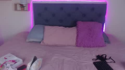 M I A  A Y R A online show from November 5, 5:48 pm