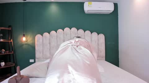 Mia online show from March 8, 6:37 pm