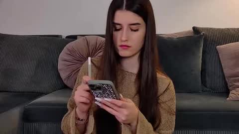 Freya Allen online show from March 30, 7:25 pm