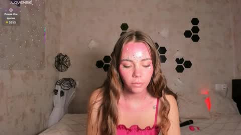 Mia  next stream Thursday 1400 UTC1 Friday 1400 UTC1 online show from October 31, 2:39 pm