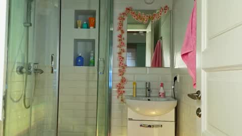 Mia online show from February 22, 9:12 am