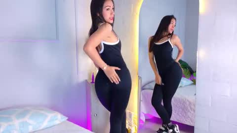 mia_oconner online show from September 18, 8:35 pm