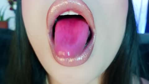 Mia online show from March 7, 10:10 pm