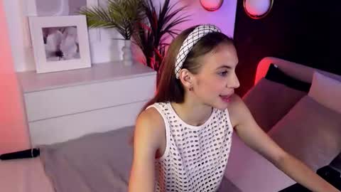 Mia online show from December 4, 6:35 am