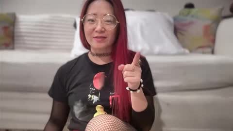 Mia online show from November 13, 8:00 pm