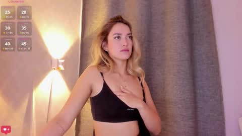 Snapshot of mia_white11 chatting on October 22, 1:24 pm Mia White online show from October 22, 1:24 pm