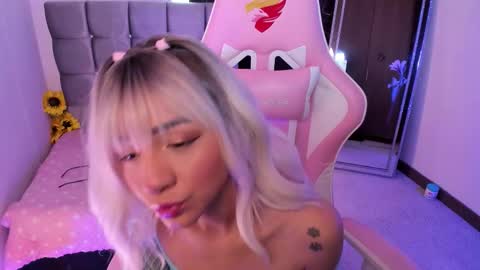 Snapshot of miaa_06 chatting on September 14, 1:01 pm mia  nicolle online show from September 14, 1:01 pm