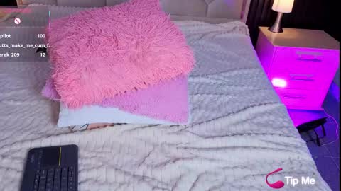 Miaa Farrel online show from March 4, 7:11 pm