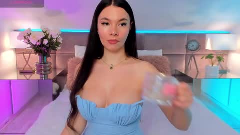 Mia online show from June 6, 7:31 pm