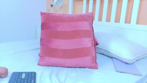 miaanderson__ online show from April 19, 6:10 pm