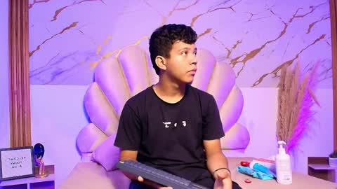 MiaayHero online show from April 18, 7:29 pm