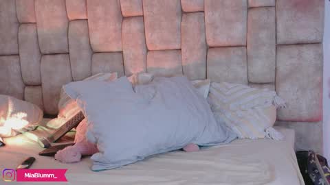 miablumm_ online show from April 7, 5:48 pm