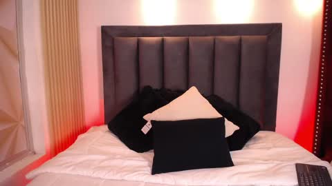 Mia  online show from April 19, 8:00 pm