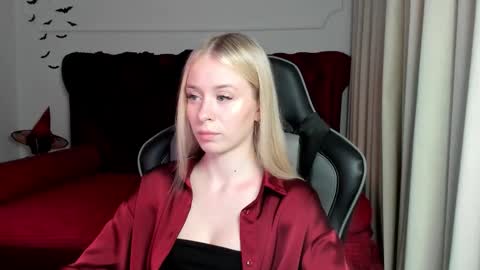 Mia online show from October 27, 6:52 pm