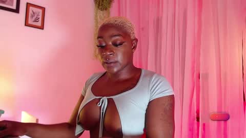 Snapshot of miaknox chatting on February 5, 9:25 am Mia online show from February 5, 9:25 am