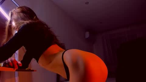 Mia online show from May 4, 7:20 pm