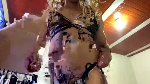 MIA REINA online show from February 16, 6:50 pm