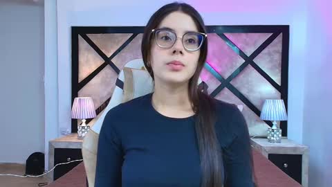 Mia online show from October 6, 7:10 pm