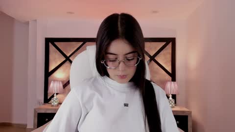 Mia online show from January 28, 9:19 pm