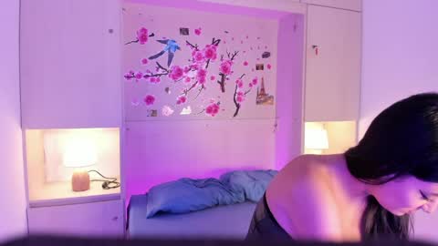 miaturnerr_ online show from April 10, 11:37 am