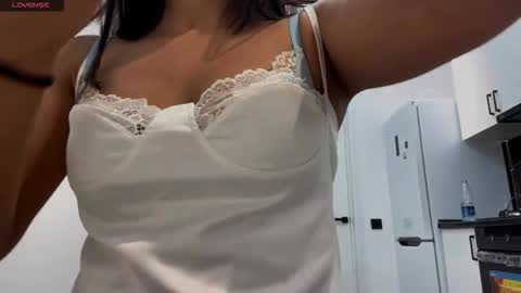 Mia online show from December 3, 5:35 pm