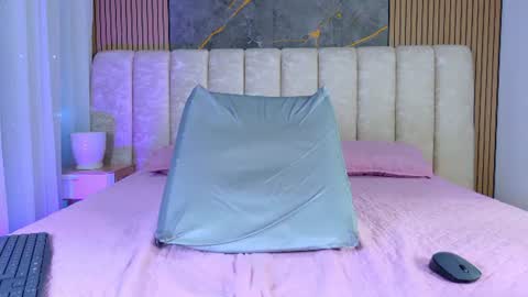 miia scoott  online show from July 18, 12:40 pm