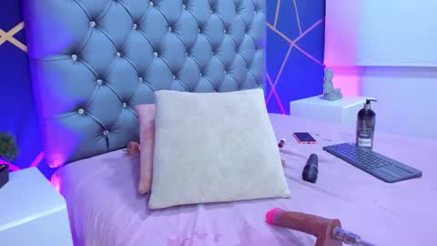 Snapshot of miia_taylor_1_ chatting on October 10, 6:41 am Mia online show from October 10, 6:41 am