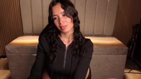 miiaa_evans1 online show from March 24, 6:58 pm