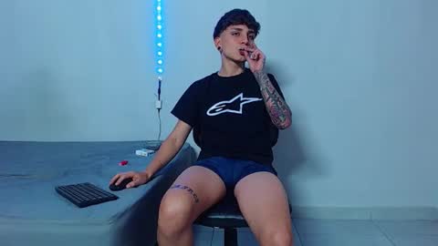 Snapshot of mike777jr chatting on October 18, 1:43 am Mike IMDEPENDIENT MODEL online show from October 18, 1:43 am