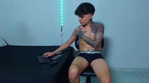 Snapshot of mike777jr chatting on October 12, 3:43 am Mike IMDEPENDIENT MODEL online show from October 12, 3:43 am