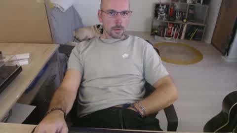 Snapshot of mikmik91 chatting on October 28, 3:57 pm mikmik91 online show from October 28, 3:57 pm