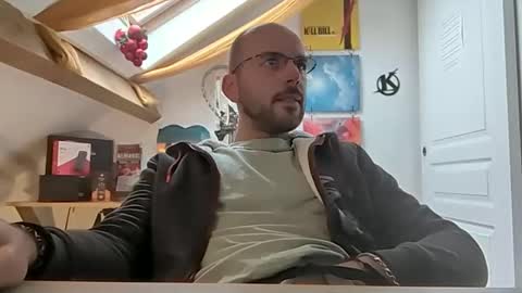 Snapshot of mikmik91 chatting on December 18, 11:02 am mikmik91 online show from December 18, 11:02 am