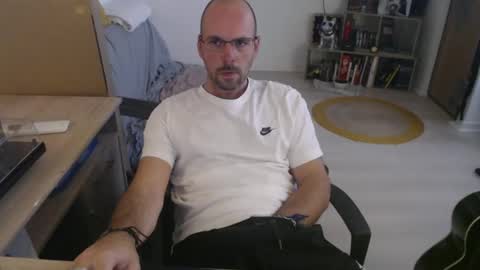 Snapshot of mikmik91 chatting on October 31, 2:06 pm mikmik91 online show from October 31, 2:06 pm