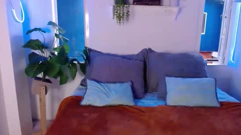 CHLOE online show from February 25, 1:47 pm