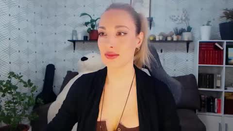 MillaXQueen online show from February 22, 7:23 am