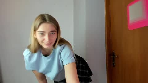 millie_lacroix online show from April 18, 12:07 pm