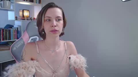 Snapshot of milly_ross23 chatting on February 9, 6:33 am Milly online show from February 9, 6:33 am