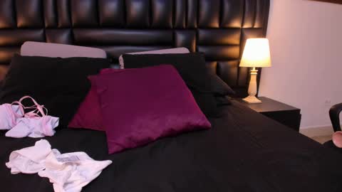 Milu Wallace  online show from February 13, 10:00 pm